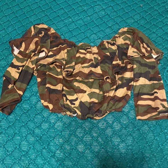 Bundle of three shirt. Between Medium and Large size fit . - Picture 3 of 4